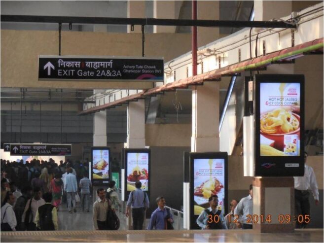 mumbai_metro_station_poles_advertising_by_hanks_advertising